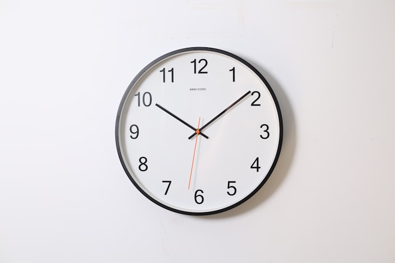 40 cm Metal Çerçeveli Akar Saniyeli Duvar Saati
